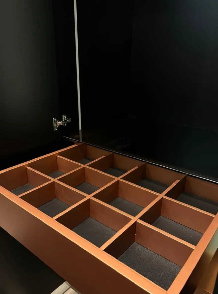 Casa Padrino Luxus Schlafzimmerschrank Schwarz / Kupfer 280 x 62 x H. 238 cm - Massivholz Kleiderschrank mit 6 Türen - Schlafzimmer Möbel - Hotel Möbel - Luxus Möbel
