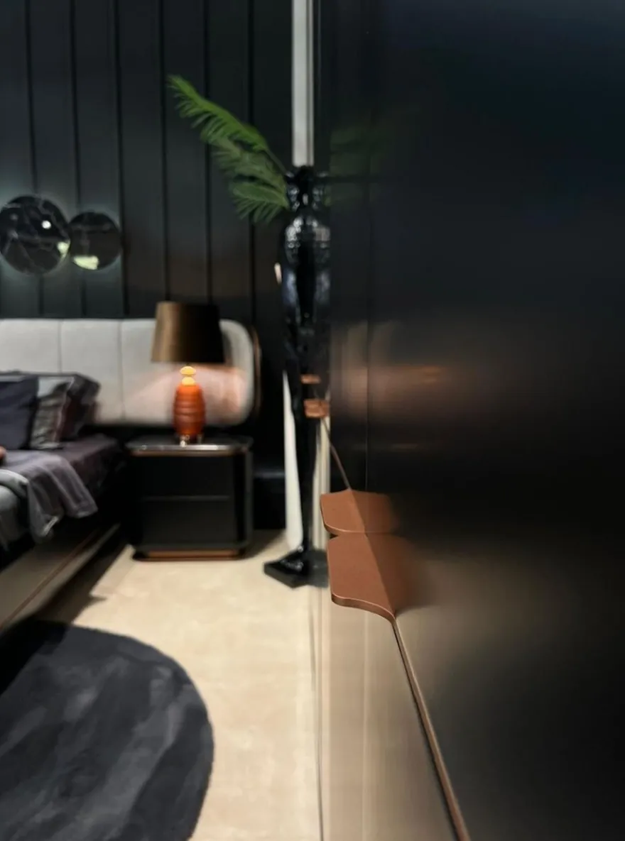 Casa Padrino Luxus Schlafzimmerschrank Schwarz / Kupfer 280 x 62 x H. 238 cm - Massivholz Kleiderschrank mit 6 Türen - Schlafzimmer Möbel - Hotel Möbel - Luxus Möbel