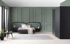 Casa Padrino Luxus Schlafzimmer Set Grün / Schwarz / Antik Messing - 1 Doppelbett mit Kopfteil & 2 Nachtkommoden - Luxus Schlafzimmer Möbel - Luxus Schlafzimmer Einrichtung