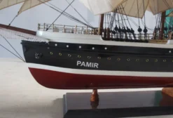 Casa Padrino Luxus Segelschiff Pamier mit Massivholz Ständer Schwarz / Weiß / Rot / Braun 97 x 30 x H. 70 cm - Handgefertigtes Deko Schiff Holzschiff - Deko Accessoires