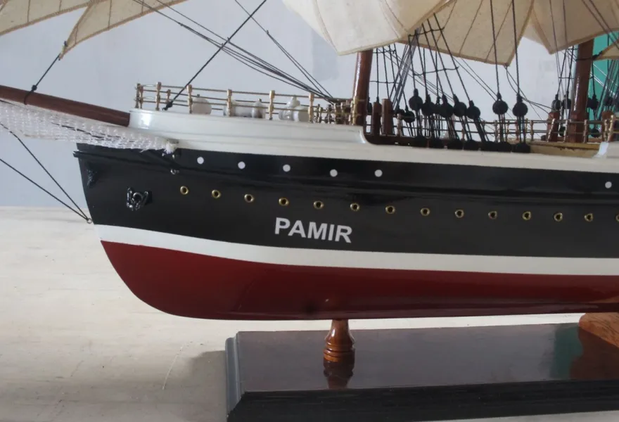 Casa Padrino Luxus Segelschiff Pamier mit Massivholz Ständer Schwarz / Weiß / Rot / Braun 97 x 30 x H. 70 cm - Handgefertigtes Deko Schiff Holzschiff - Deko Accessoires