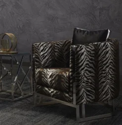 Casa Padrino Luxus Sessel Tiger Muster / Silber 77 x 83 x H. 77 cm - Wohnzimmer Sessel mit dekorativem Kissen - Wohnzimmer Möbel - Luxus Kollektion