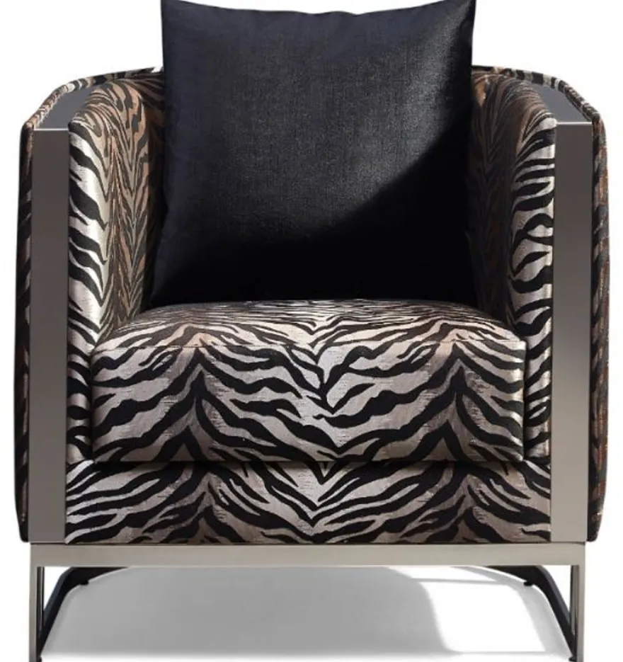 Casa Padrino Luxus Sessel Tiger Muster / Silber 77 x 83 x H. 77 cm - Wohnzimmer Sessel mit dekorativem Kissen - Wohnzimmer Möbel - Luxus Kollektion