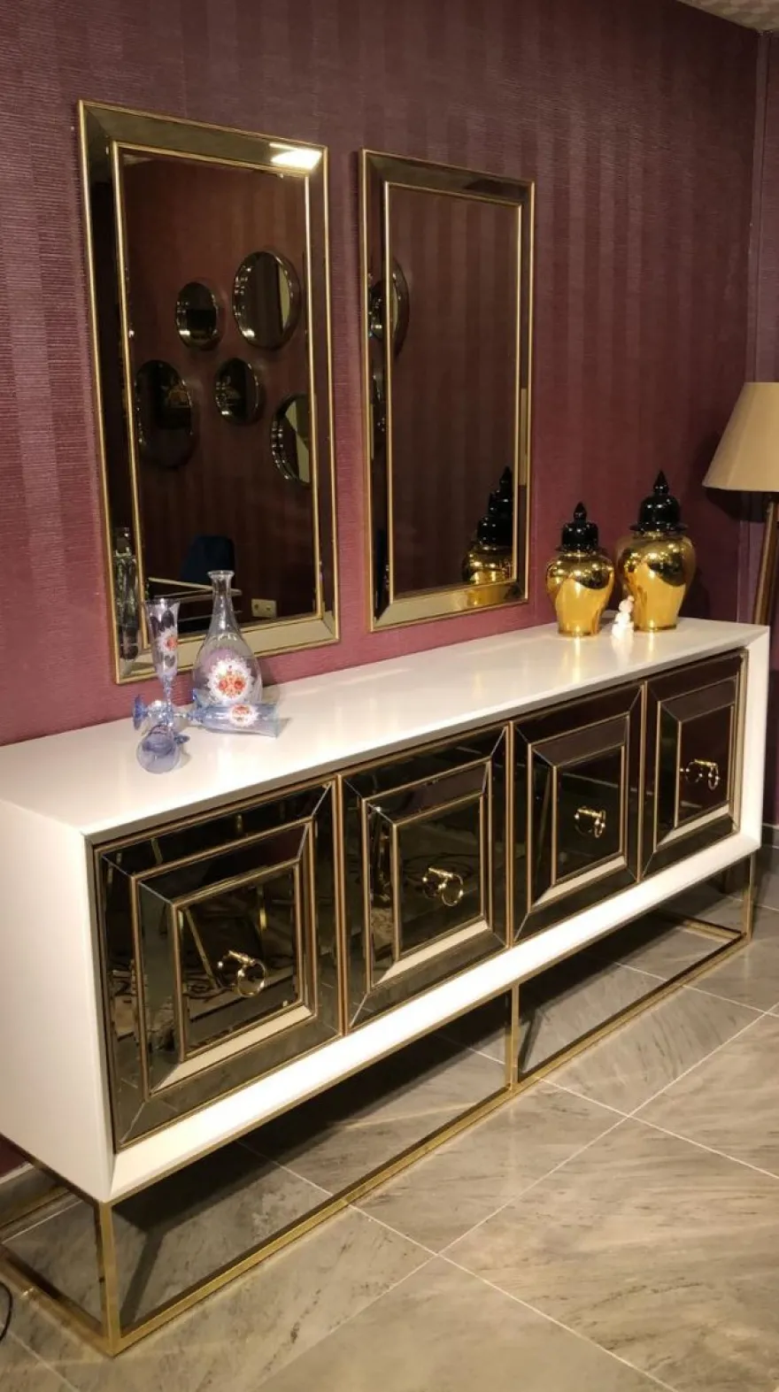 Casa Padrino Luxus Sideboard mit 4 verspiegelten Türen Weiß / Gold 208 x 49 x H. 88 cm - Luxus Wohnzimmer Möbel