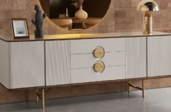 Casa Padrino Luxus Sideboard Hellgrau / Braun / Messing 220 x 50 x H. 80 cm - Massivholz Schrank mit 4 Türen und 3 Schubladen - Massivholz Möbel - Luxus Möbel - Luxus Einrichtung