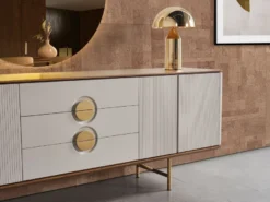 Casa Padrino Luxus Sideboard Hellgrau / Braun / Messing 220 x 50 x H. 80 cm - Massivholz Schrank mit 4 Türen und 3 Schubladen - Massivholz Möbel - Luxus Möbel - Luxus Einrichtung