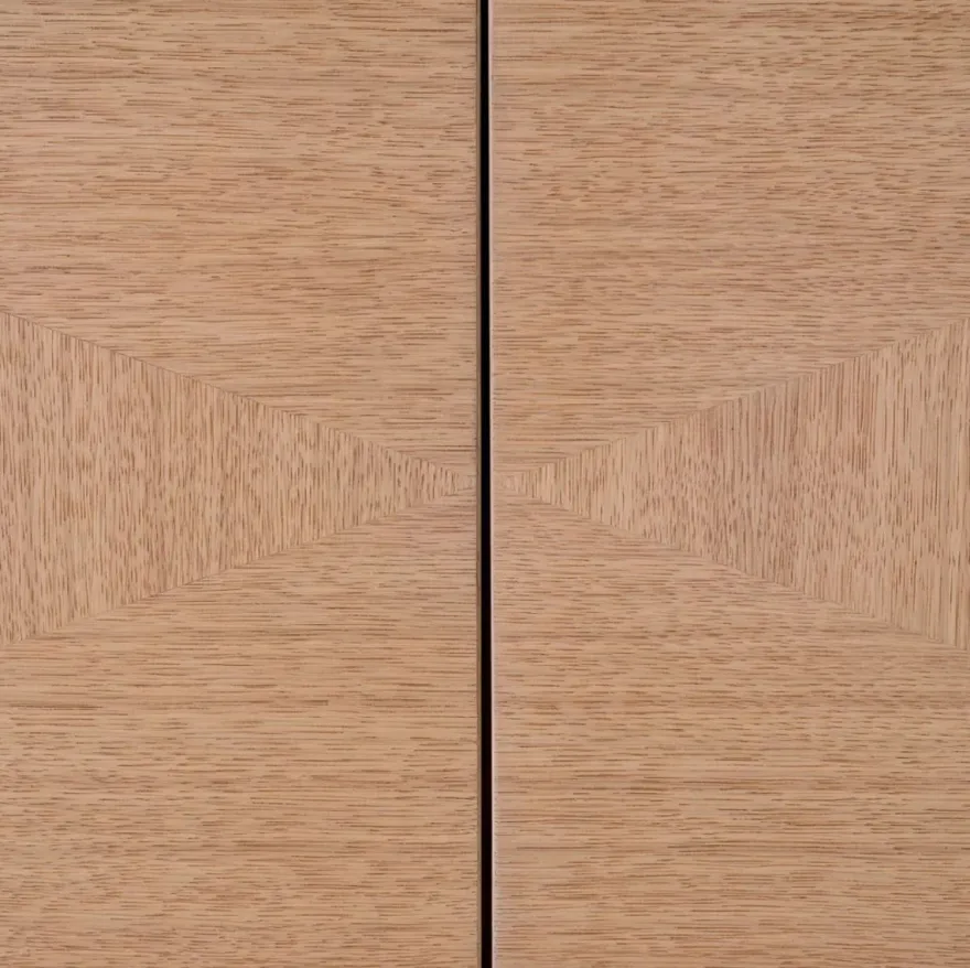 Casa Padrino Luxus Sideboard Naturfarben / Messing 180 x 50 x H. 80,5 cm - Eichenfurnier Schrank mit 4 Türen - Luxus Möbel - Hotel Möbel - Luxus Einrichtung