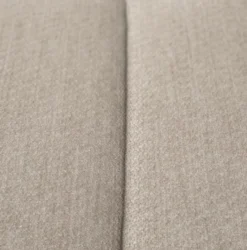 Casa Padrino Luxus Sofa Sandfarben 230 x 100 x H. 75 cm - Wohnzimmer Sofa mit 4 Kissen - Wohnzimmer Möbel - Luxus Möbel - Wohnzimmer Einrichtung - Luxus Einrichtung - Luxus Qualität
