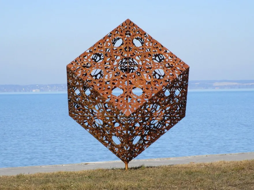 Casa Padrino Luxus Stahl Garten Skulptur Würfel Rostfarben 150 x 130 x H. 170 cm - Handgefertigte Wetterbeständige Garten Dekoration - Luxus Kollektion