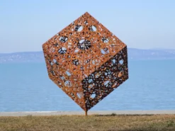 Casa Padrino Luxus Stahl Garten Skulptur Würfel Rostfarben 150 x 130 x H. 170 cm - Handgefertigte Wetterbeständige Garten Dekoration - Luxus Kollektion
