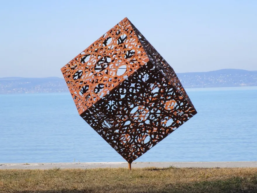 Casa Padrino Luxus Stahl Garten Skulptur Würfel Rostfarben 150 x 130 x H. 170 cm - Handgefertigte Wetterbeständige Garten Dekoration - Luxus Kollektion