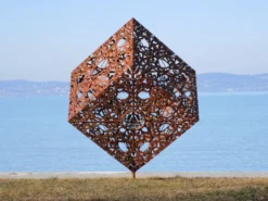 Casa Padrino Luxus Stahl Garten Skulptur Würfel Rostfarben 150 x 130 x H. 170 cm - Handgefertigte Wetterbeständige Garten Dekoration - Luxus Kollektion