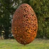 Casa Padrino Luxus Stahl Garten Skulptur Ei Rostfarben Ø 75 x H. 130 cm - Handgefertigte Wetterbeständige Garten Dekoration - Luxus Kollektion
