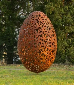 Casa Padrino Luxus Stahl Garten Skulptur Ei Rostfarben Ø 75 x H. 130 cm - Handgefertigte Wetterbeständige Garten Dekoration - Luxus Kollektion