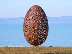 Casa Padrino Luxus Stahl Garten Skulptur Ei Rostfarben Ø 75 x H. 130 cm - Handgefertigte Wetterbeständige Garten Dekoration - Luxus Kollektion