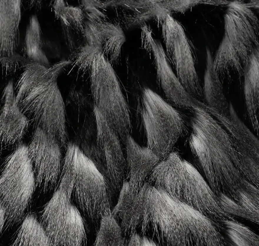Casa Padrino Luxus Tagesdecke Schwarz / Grau 150 x 180 cm - Kunstpelz Wohndecke