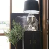 Casa Padrino Luxus Tischleuchte Silber / Schwarz Ø 34 x H. 66 cm - Aluminium Pokal Tischleuchte mit Lampenschirm