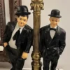 Casa Padrino Luxus Tischleuchte Dick & Doof Schwarz / Antik Gold / Weiß 46 x 28 x H. 80 cm - Kunstharz Schreibtischleuchte mit rundem Glas Lampenschirm