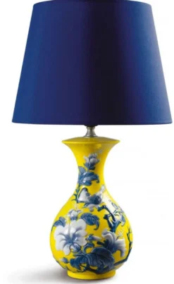 Casa Padrino Luxus Tischleuchte Spatzen & Blumen aus Porzellan Gelb Blau Weiß Ø 30 x H. 51 cm