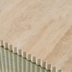 Casa Padrino Luxus Travertin Couchtisch Beige 90 x 90 x H. 35 cm - Quadratischer Naturstein Wohnzimmertisch mit Glasplatte - Wohnzimmer Möbel - Luxus Möbel - Luxus Einrichtung