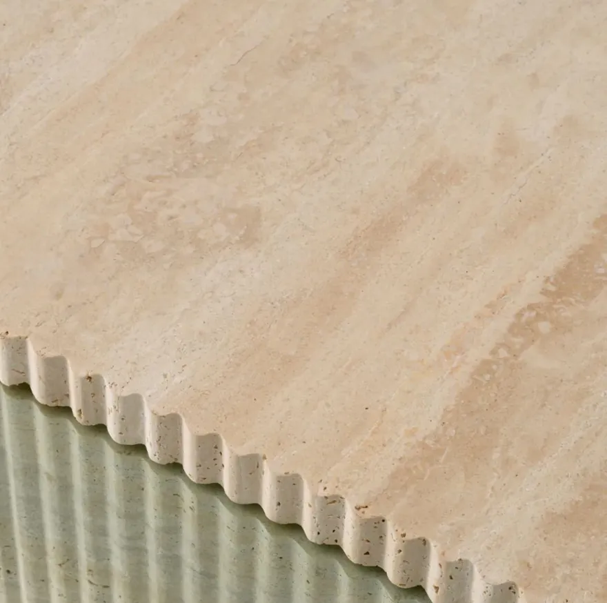 Casa Padrino Luxus Travertin Couchtisch Beige 90 x 90 x H. 35 cm - Quadratischer Naturstein Wohnzimmertisch mit Glasplatte - Wohnzimmer Möbel - Luxus Möbel - Luxus Einrichtung