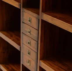 Casa Padrino Luxus Vintage Stil Bücherschrank Braun / Messing 105 x 35 x H. 169 cm - Massivholz Regalschrank - Wohnzimmer Schrank - Büro Schrank - Büro Möbel - Luxus Vintage Stil Möbel