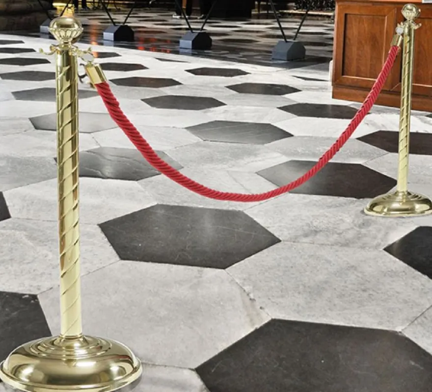 Casa Padrino Luxus VIP Absperrung Gold / Rot Ø 30 x H. 95 cm - Edle Messing Absperrungsständer mit Seil - Hotel Accessoires - Restaurant Accessoires - Luxus Qualität - Made in Italy