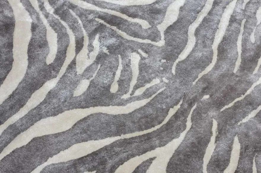 Casa Padrino Luxus Viskose Teppich mit Zebra Design Grau / Creme / Rot 160 x 230 cm - Wohnzimmer Teppich - Moderner Schlafzimmer Teppich - Luxus Interior - Luxus Qualität