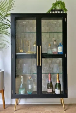 Casa Padrino Luxus Vitrine mit LED Beleuchtung Schwarz / Gold 124 x 57 x H. 177 cm - Beleuchteter Massivholz Vitrinenschrank mit 2 Glastüren - Wohnzimmer Möbel - Luxus Möbel