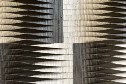 Casa Padrino Luxus Wanddekoration Braun / Weiß 60 x 4 x H. 120 cm - Großes handgeflochtenes Wandrelief Elin aus Wasserhyazinthe mit Sungkai Furnier Rahmen - Luxus Deko Accessoires