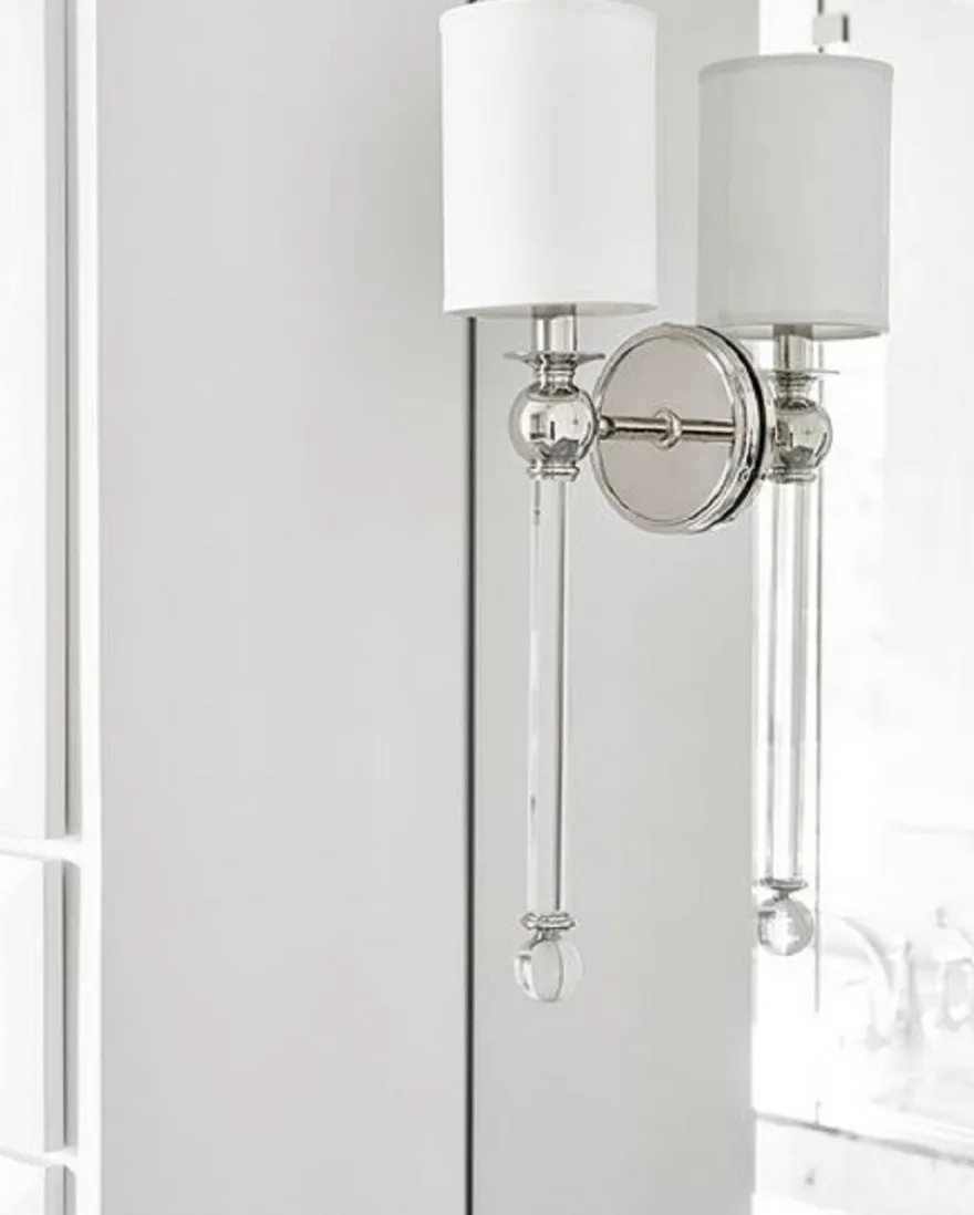 Casa Padrino Luxus Wandleuchte Silber / Weiß 12,7 x 17,2 x H. 56,5 cm - Wandlampe mit Kristallglas und rundem Seiden Lampenschirm