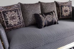 Casa Padrino Luxus Wohnzimmer Sofa mit dekorativen Kissen Lila / Gold 240 x 92 x H. 78 cm - Luxus Wohnzimmer Möbel
