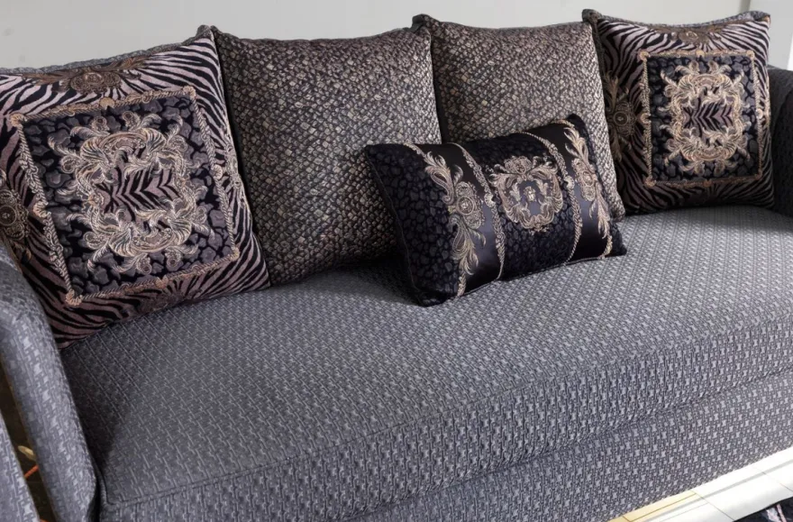 Casa Padrino Luxus Wohnzimmer Sofa mit dekorativen Kissen Lila / Gold 240 x 92 x H. 78 cm - Luxus Wohnzimmer Möbel