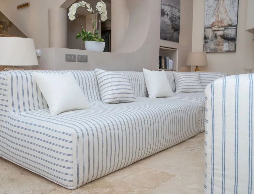 Casa Padrino Luxus Wohnzimmer Sofa mit Streifen Weiß / Blau 450 cm