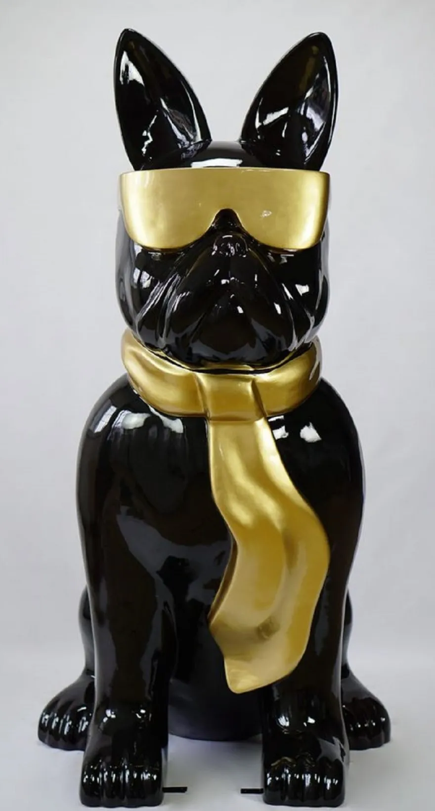 Casa Padrino Luxus XXL Deko Skulptur Hund Bulldogge mit Brille und Krawatte Schwarz / Gold H. 196 cm - Riesige Garten Skulptur - Riesige Garten Figur - XXL Deko Skulpturen - XXL Deko Figuren