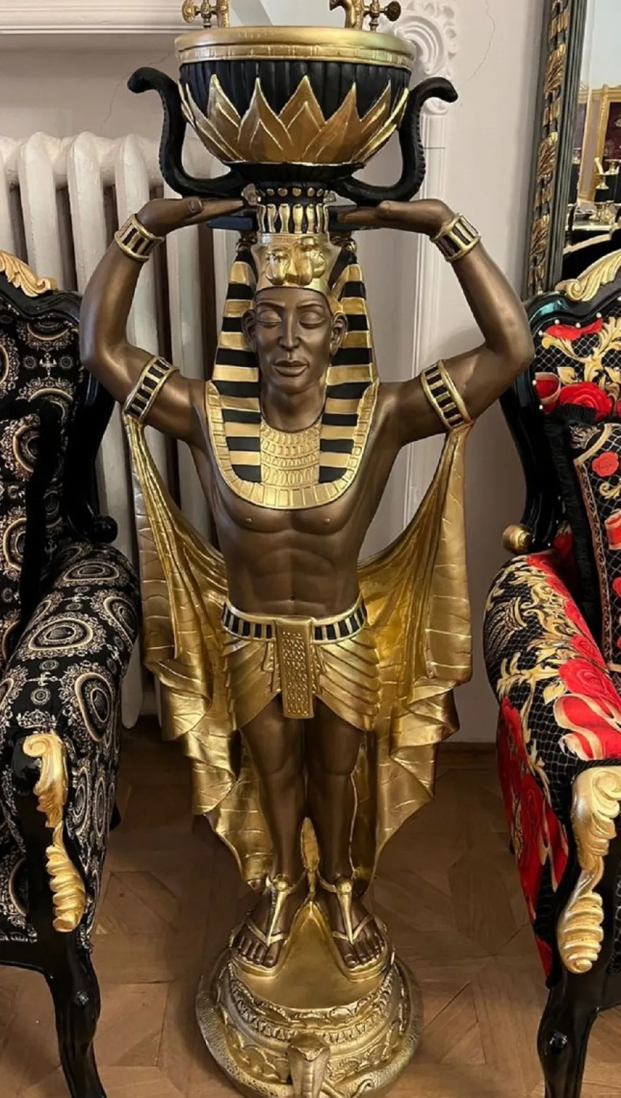 Casa Padrino Luxus XXL Deko Skulptur Ägypter mit Blumentopf Bronze / Gold / Schwarz H. 130 cm - Wetterbeständige XXL Deko Figur mit Blumentopf - Wohnzimmer Deko - Garten Deko