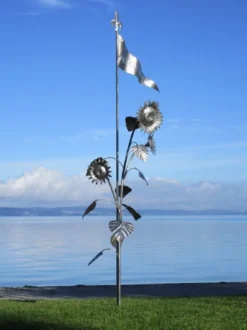 Casa Padrino Luxus XXL Edelstahl Garten Skulptur Sonnenblumen mit Flagge Silber 95 x 75 x H. 290 cm - Riesige XXL Garten Deko - Luxus Outdoor Deko - Luxus Garten Deko Accessoires