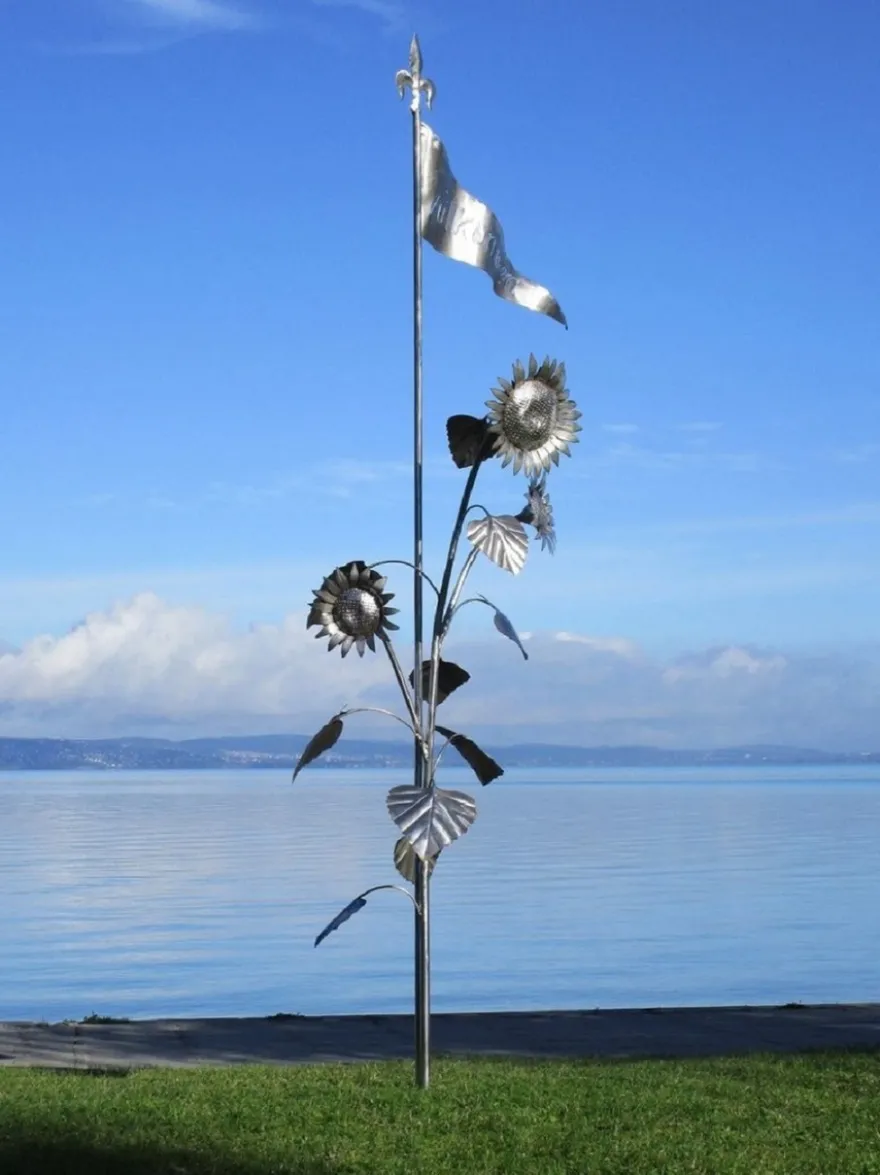 Casa Padrino Luxus XXL Edelstahl Garten Skulptur Sonnenblumen mit Flagge Silber 95 x 75 x H. 290 cm - Riesige XXL Garten Deko - Luxus Outdoor Deko - Luxus Garten Deko Accessoires