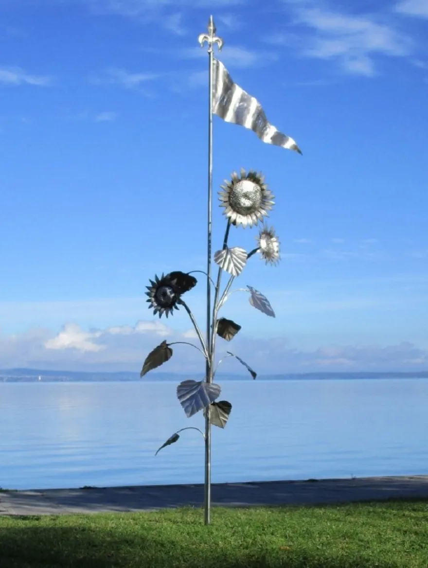 Casa Padrino Luxus XXL Edelstahl Garten Skulptur Sonnenblumen mit Flagge Silber 95 x 75 x H. 290 cm - Riesige XXL Garten Deko - Luxus Outdoor Deko - Luxus Garten Deko Accessoires