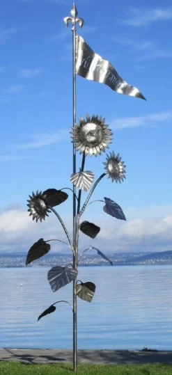 Casa Padrino Luxus XXL Edelstahl Garten Skulptur Sonnenblumen mit Flagge Silber 95 x 75 x H. 290 cm - Riesige XXL Garten Deko - Luxus Outdoor Deko - Luxus Garten Deko Accessoires