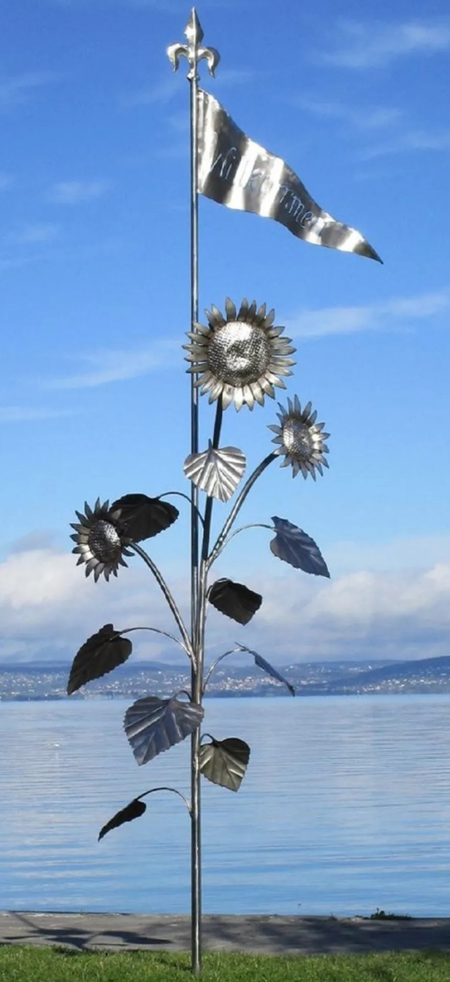 Casa Padrino Luxus XXL Edelstahl Garten Skulptur Sonnenblumen mit Flagge Silber 95 x 75 x H. 290 cm - Riesige XXL Garten Deko - Luxus Outdoor Deko - Luxus Garten Deko Accessoires