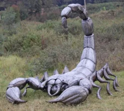 Casa Padrino Luxus XXL Garten Deko Skulptur Skorpion Antik Silber 350 x 152 x H. 182 cm - Riesige XXL Garten Deko Metall Figur - Luxus Garten Deko Accessoires