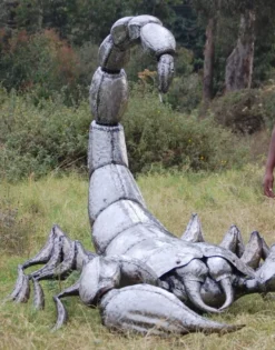 Casa Padrino Luxus XXL Garten Deko Skulptur Skorpion Antik Silber 350 x 152 x H. 182 cm - Riesige XXL Garten Deko Metall Figur - Luxus Garten Deko Accessoires