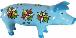 Casa Padrino Luxus XXL Skulptur Schwein mit Blumen Design Hellblau / Mehrfarbig 60 x H. 23 cm - Wetterbeständige Deko Skulptur - Wohnzimmer Deko - Garten Deko Gartenskulptur