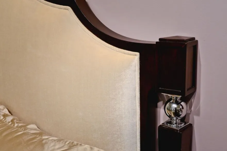 Casa Padrino Neoklassisches Doppelbett Hellbeige / Dunkelbraun / Silber 193 x 218 x H. 168 cm - Massivholz Bett mit Kopfteil und edlem Velourstoff - Schlafzimmer Möbel im Neoklassischem Stil