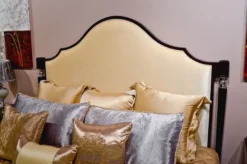Casa Padrino Neoklassisches Doppelbett Hellbeige / Dunkelbraun / Silber 193 x 218 x H. 168 cm - Massivholz Bett mit Kopfteil und edlem Velourstoff - Schlafzimmer Möbel im Neoklassischem Stil