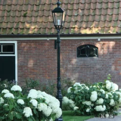 Casa Padrino Nostalgische Gartenlaterne 35 x 35 x H. 290 cm - Verschiedene Farben - Nostalgische Wetterfeste Außenleuchte