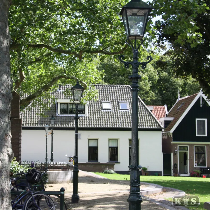 Casa Padrino Nostalgische Gartenlaterne 42 x 35 x H. 305 cm - Verschiedene Farben - Nostalgische Wetterfeste Außenleuchte