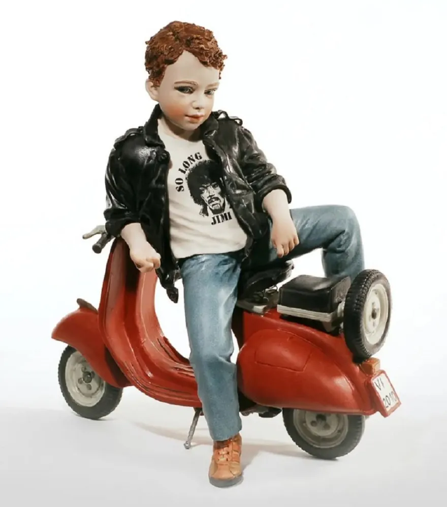 Casa Padrino Porzellan Deko Skulptur Junge mit Roller H. 29 cm - Made in Italy