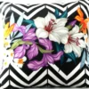 Casa Padrino Wohnzimmer Kissen Georgia Flowers Schwarz / Weiß / Mehrfarbig Lilie 45 x 45 cm - Feinster Samtstoff - Luxus Deko Accessoires